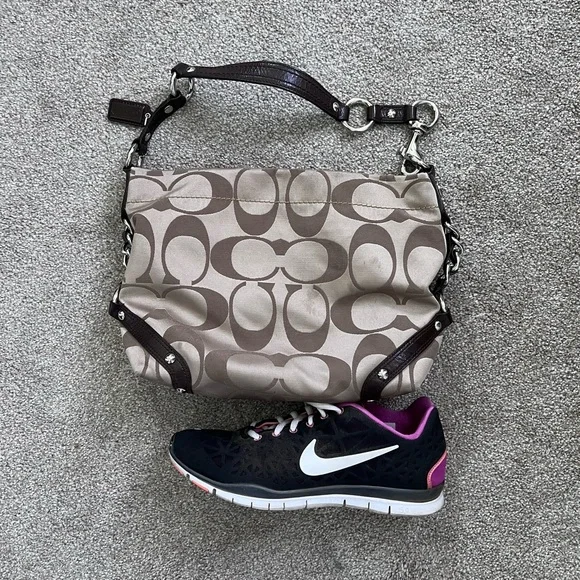 Authentic Coach Hobo Signature shoulder bag. Needs cleaning, no major wear. - Picture 9 of 15